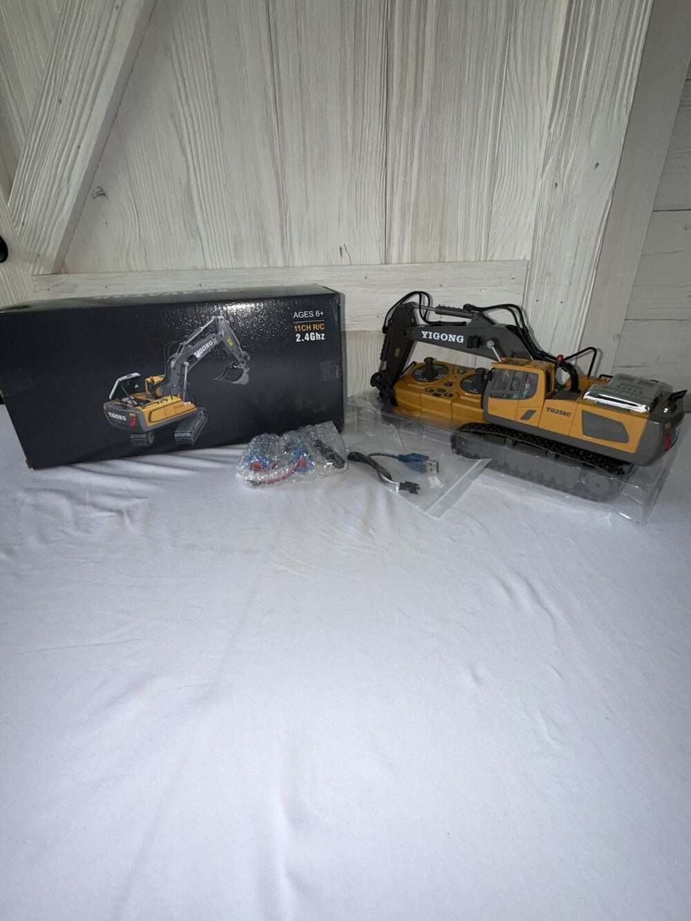 Yigong 11CH 2.4GHz Remote Control Excavator Toy (b79)